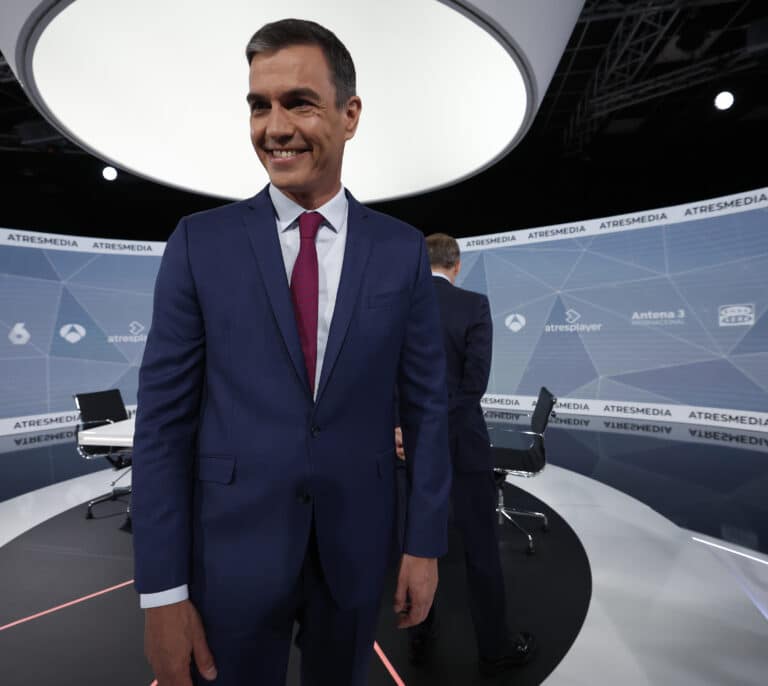 Sánchez se defiende del asedio de Feijóo con Bildu afeándole sus pactos con Abascal: "PP y Vox son lo mismo"