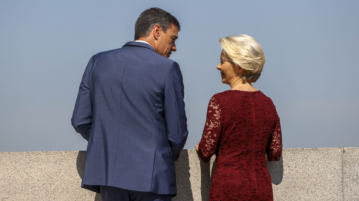 MADRID, 03/07/2023.- El presidente del Gobierno, Pedro Sánchez, conversa con la presidenta de la Comisión Europea, Ursula von der Leyen, a su llegada al Museo de las Colecciones Reales, en el marco de la reunión del Colegio de Comisarios de la UE, este lunes en Madrid. España preside este semestre el Consejo de Ministros de la Unión Europea. EFE/ Mariscal