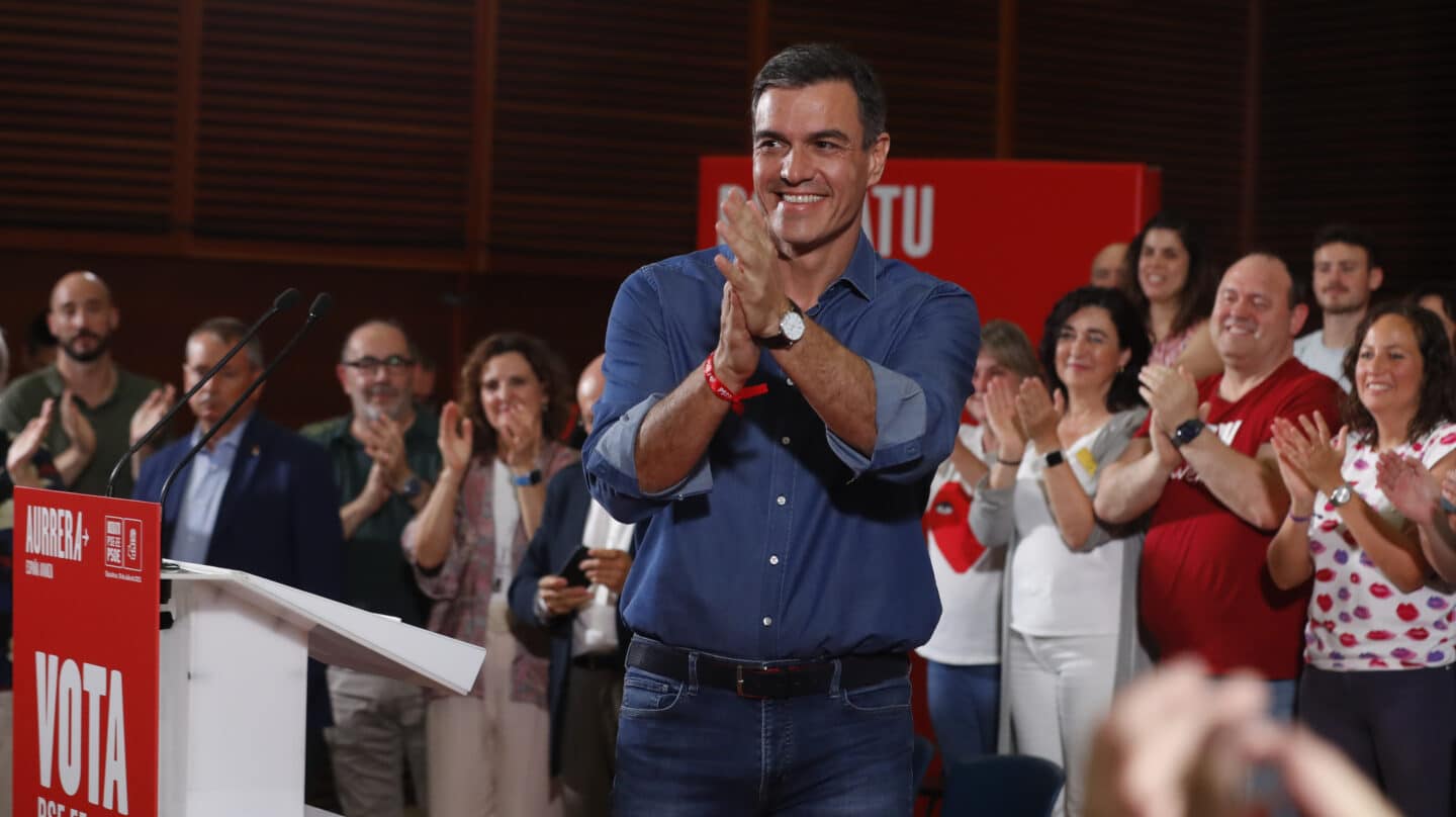 GRAFCAV1315. SAN SEBASTIÁN (ESPAÑA), 18/07/2023.- El presidente del Gobierno y candidato a la reelección por el PSOE, Pedro Sánchez, interviene en un acto de campaña de la formación socialista en San Sebastián, acompañado por el secretario general del PSE-EE, Eneko Andueza, y la cabeza de lista al Congreso por Gipuzkoa, Rafaela Romero. EFE/Juan Herrero.