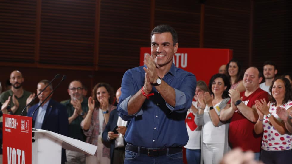 GRAFCAV1315. SAN SEBASTIÁN (ESPAÑA), 18/07/2023.- El presidente del Gobierno y candidato a la reelección por el PSOE, Pedro Sánchez, interviene en un acto de campaña de la formación socialista en San Sebastián, acompañado por el secretario general del PSE-EE, Eneko Andueza, y la cabeza de lista al Congreso por Gipuzkoa, Rafaela Romero. EFE/Juan Herrero.