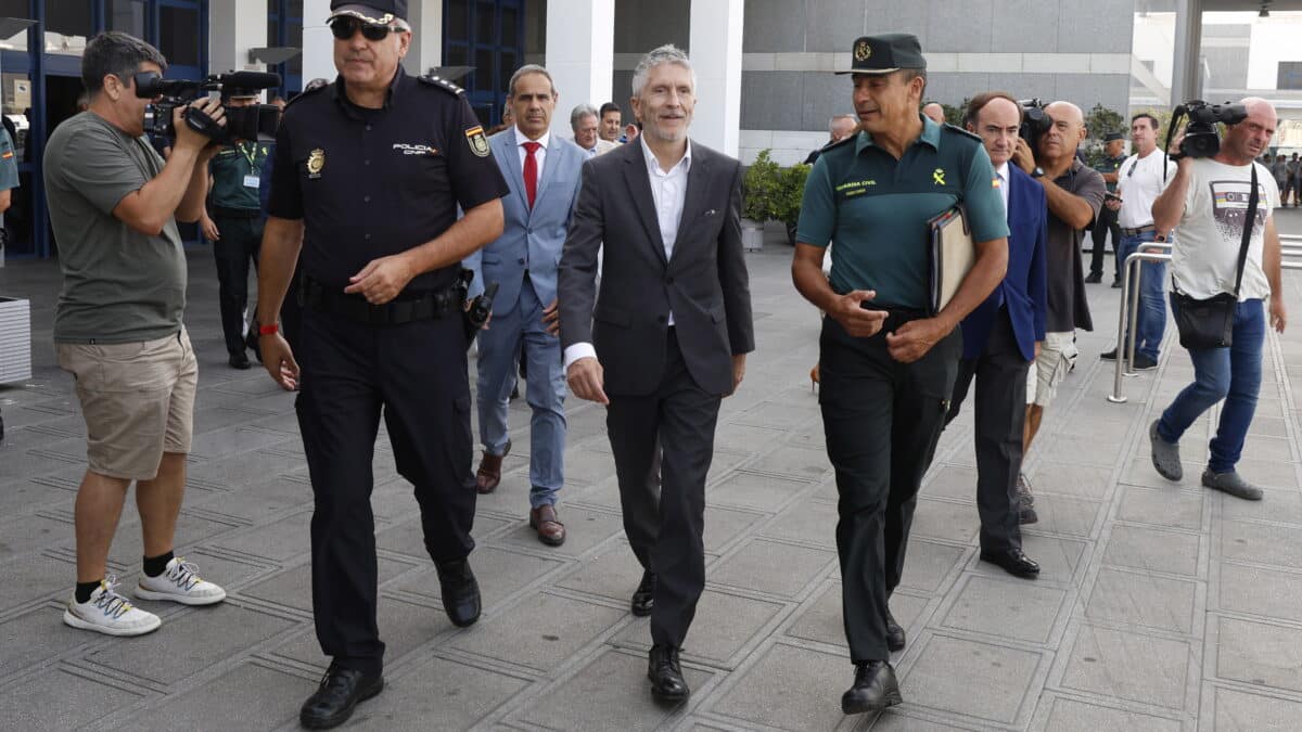 El ministro del Interior, Fernando Grande-Marlaska (c), durante la visita realizada este lunes al puerto de Algeciras (Cádiz) | EFE.