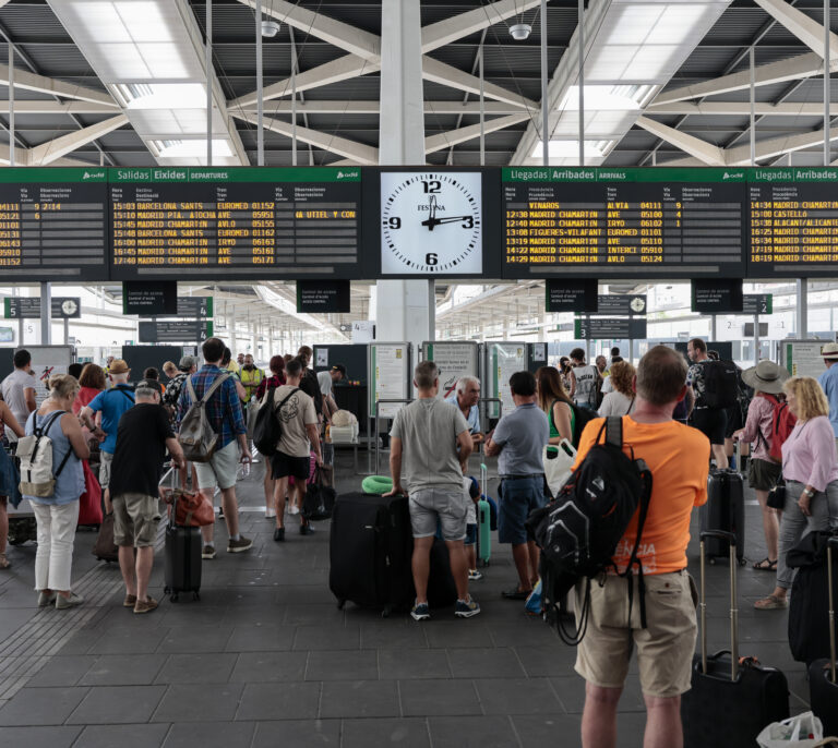 Fuego y agua: así se fraguó el caos ferroviario de Valencia en pleno 23-J