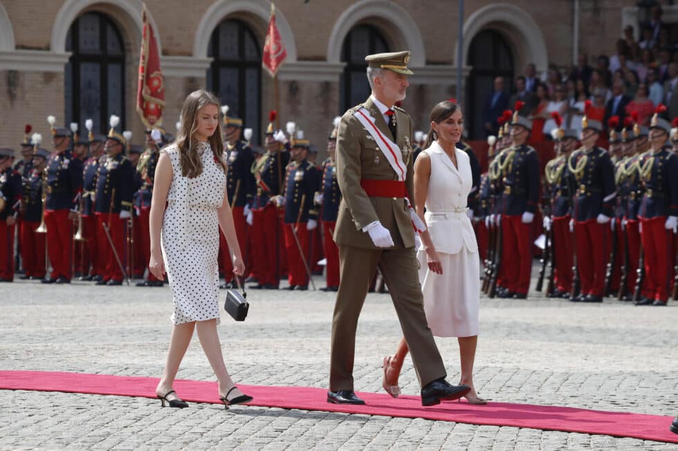 Los reyes Felipe y Letizia junto a la princesa Leonor durante la entrega de despachos a los nuevos oficiales del Ejército de Tierra, este viernes en la Academia General Militar de Zaragoza