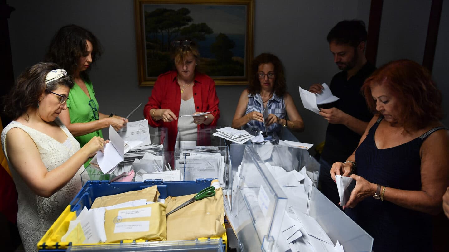 -FOTODELDÍA-PALMA DE MALLORCA, 28/07/2023.- Trabajadoras de la junta electoral y representantes de partidos políticos inician el recuento de votos emitidos por los residentes en el extranjero para las elecciones generales el pasado 23 de julio en la Audiencia Provincial de Palma de Mallorca, este viernes. EFE/ Miquel A. Borràs