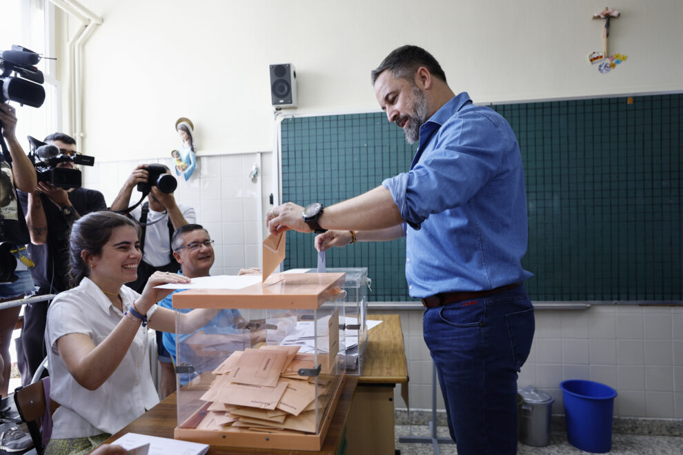 El líder de Vox, Santiago Abascal, ejerce su derecho al voto en el colegio Cristo Rey en Madrid