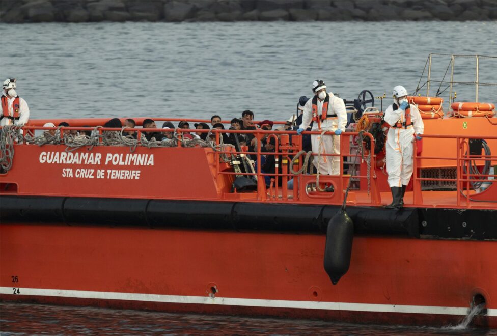El buque de Salvamento Marítimo Guardamar Polimnia socorre a 41 personas de origen magrebí que intentaban llegar a Lanzarote en una patera.