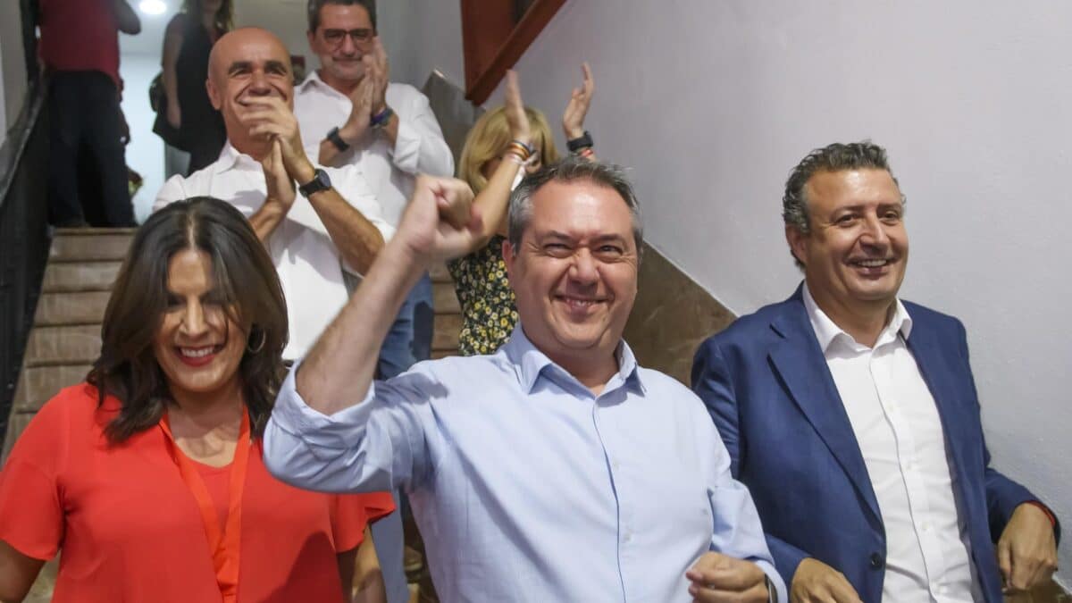 El secretario general del PSOE de Andalucía y portavoz del grupo parlamentario socialista, Juan Espadas (c), acompañado por líderes andaluces aplauden contentos por los resultados obtenidos a pesar de no haber ganado las elecciones de este domingo 23J.