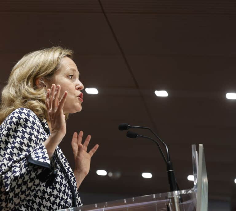 Calviño arremete contra la propuesta de Yolanda Díaz de dar 20.000 a los jóvenes: "Tiene que explicar cómo lo financiaría"