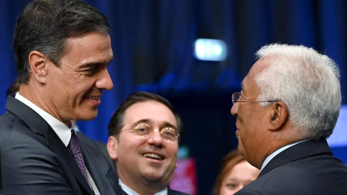 Pedro Sanchez junto al ministro de Exteriores Jose Manuel Albares y el primer ministro portugués Antonio Costa en la cumbre de la OTAN en Vilna.