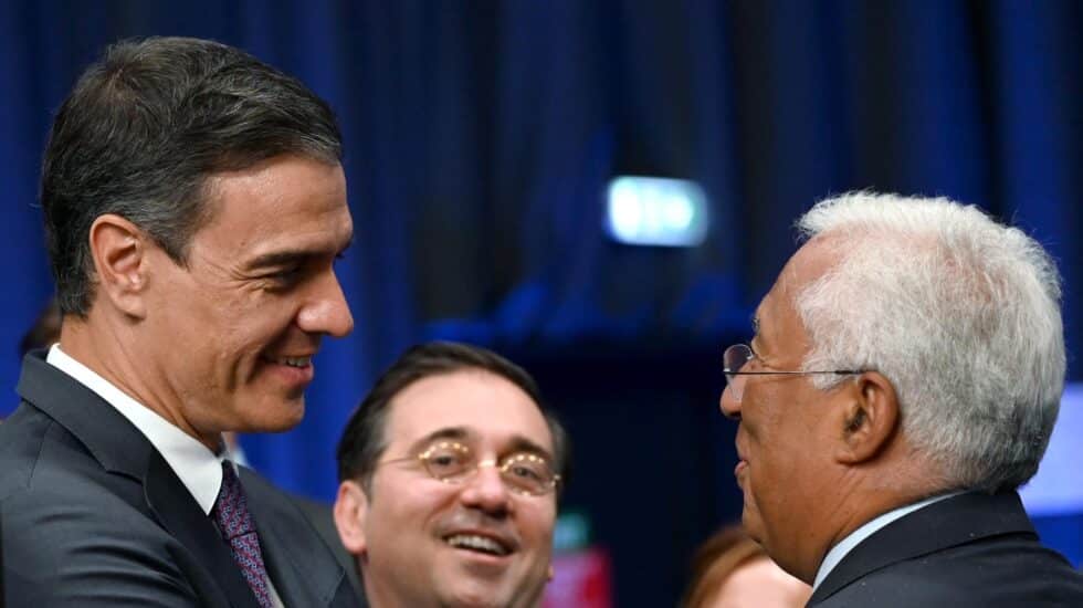 Pedro Sanchez junto al ministro de Exteriores Jose Manuel Albares y el primer ministro portugués Antonio Costa en la cumbre de la OTAN en Vilna.