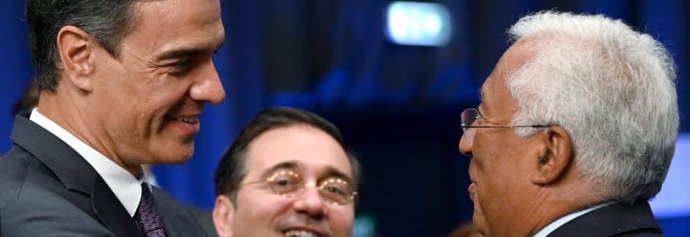 Pedro Sanchez junto al ministro de Exteriores Jose Manuel Albares y el primer ministro portugués Antonio Costa en la cumbre de la OTAN en Vilna.