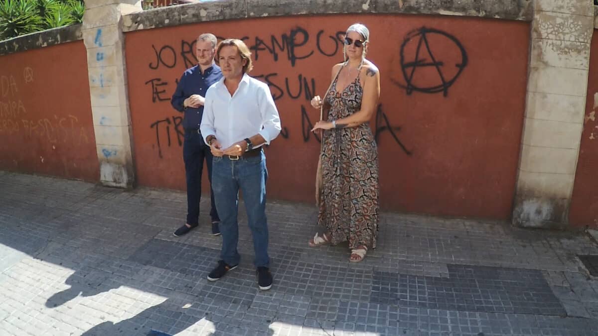 Jorge Campos (Vox) denuncia la pintada en su casa en Menorca.