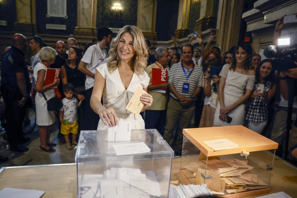 La líder de la coalición Sumar, Yolanda Díaz, ejerce su derecho al voto para las elecciones generales en la Escuela Técnica Superior de Ingenieros de Minas de Madrid este domingo. 