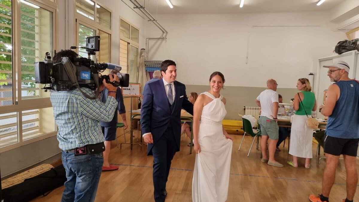 Pilar y Luis, una pareja que se casó ayer sábado, han acudido a depositar su voto vestidos de novios y acompañados de amigos e invitados tras pasar la noche celebrando el enlace, en el colegio electoral José Hurtado del céntrico barrio del Realejo de Granada este domingo 23J jornada de elecciones generales.