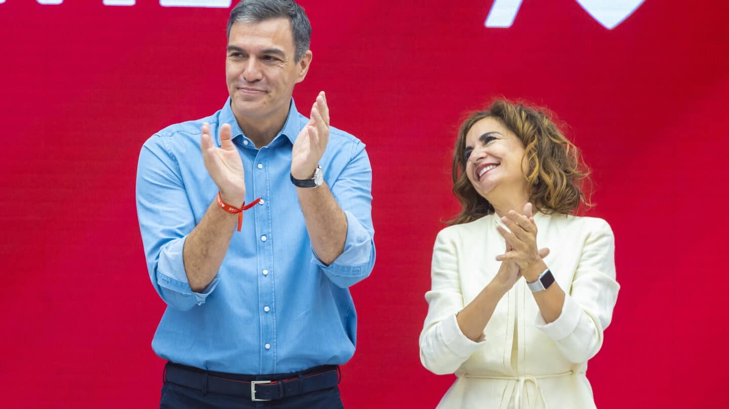 Madrid (Spain), 24/07/2023.- A handout photo released by the Spanish PSOE party shows Spanish Prime Minister Pedro Sanchez (L) chairing the meeting of the party's federal executive committee at the PSOE headquarters in Madrid, Spain, 24 July 2023. Spain held its snap election on 23 July. (España) EFE/EPA/PSOE/ Eva Ercolanese HANDOUT HANDOUT EDITORIAL USE ONLY/NO SALES/ IMAGE TO BE USED ONLY IN RELATION TO THE STATED EVENT (MANDATORY CREDIT)