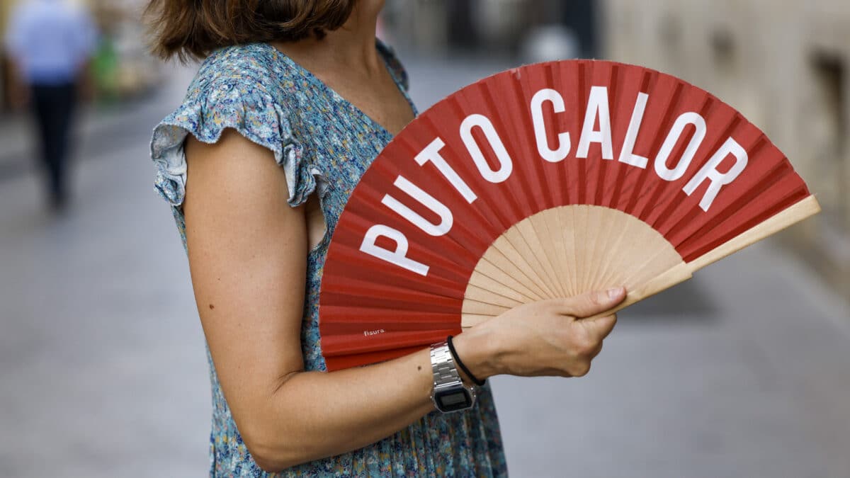 Una mujer se abanica en Valencia en plena ola de calor, mientras España registra récords de temperaturas