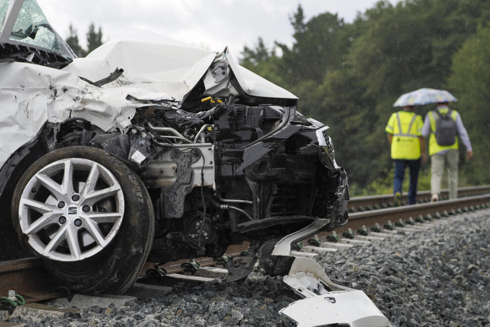 Accidente donde el coche fue arrollado por un tren de Lugo, que resultó en dos muertos y un herido en estado grave
