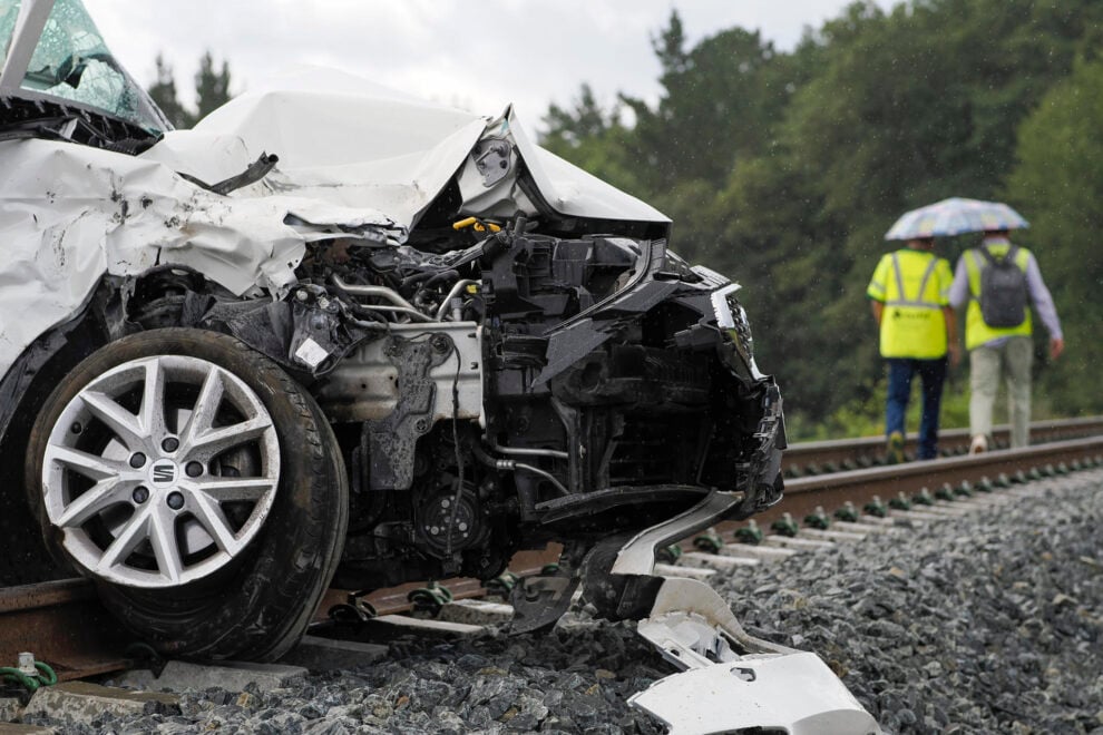 Accidente donde el coche fue arrollado por un tren de Lugo, que resultó en dos muertos y un herido en estado grave 