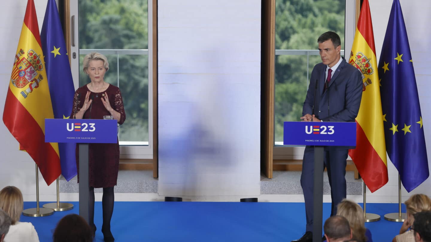 MADRID, 03/07/2023.- El presidente del gobierno, Pedro Sánchez, y la presidenta de la Comisión Europea, Ursula Von der Leyen, ofrecen una rueda de prensa en el Museo de las Colecciones Reales, en el marco de la reunión del Colegio de Comisarios de la UE, este lunes en Madrid. España preside este semestre el Consejo de Ministros de la Unión Europea. EFE/ Mariscal