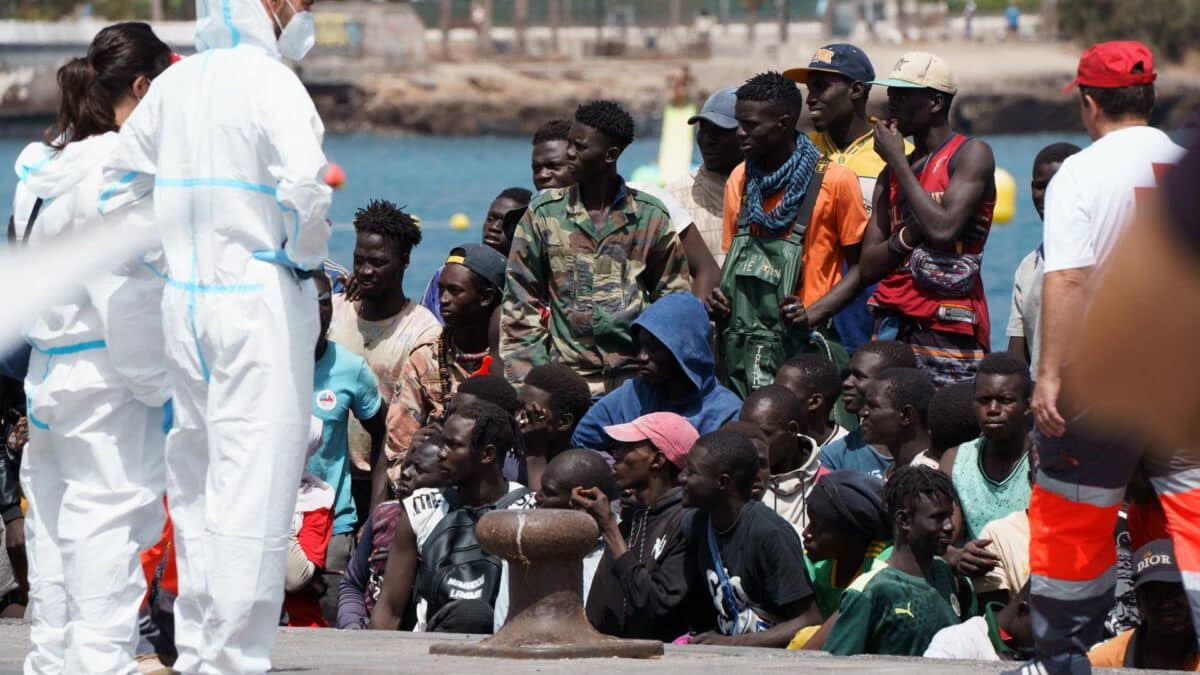 Una embarcación con 157 personas inmigrantes a bordo, dos de ellas mujeres y 155 hombres, ha llegado este martes al puerto de Los Cristianos, en el municipio de Arona, en el sur de Tenerife.