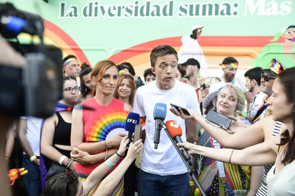 El diputado por Más País, Íñigo Errejón y la diputada en la Asamblea de Madrid, Mónica García, atienden a los medios de comunicación antes del inicio del desfile del "Orgullo 2023" que recorrerá hoy Sábado las calles de Madrid. EFE / Victor Lerena