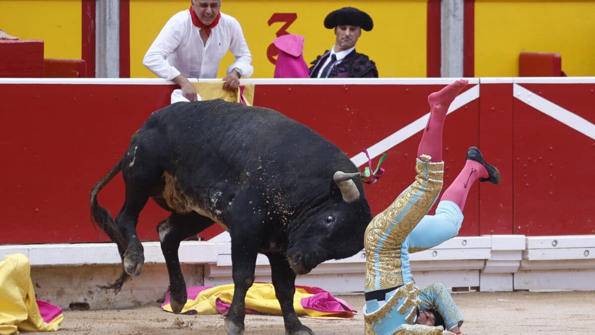 El diestro Rubén Pinar sufre una cogida durante la lidia al primer toro de la tarde en la última corrida de abono de la Feria del Toro de los Sanfermines 2023