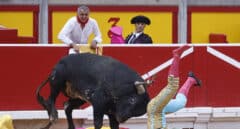 La terrible cogida de un Miura a Rubén Pinar congela Pamplona