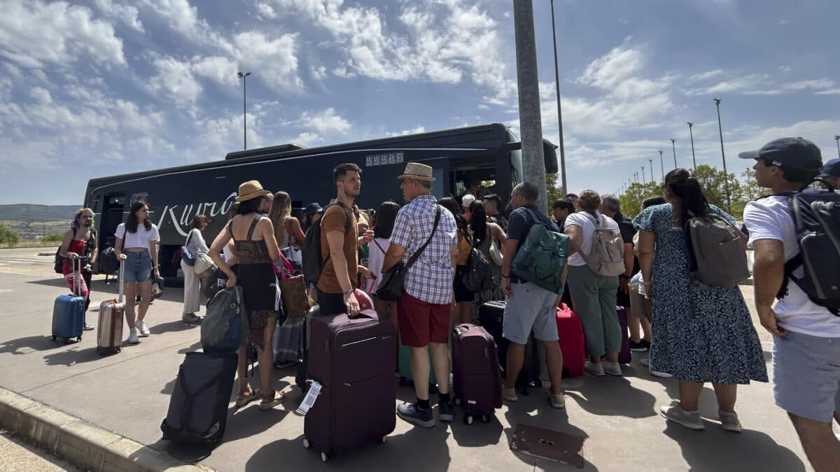 Afectados por la suspensión de los trenes cogen un autobús en Cuenca.