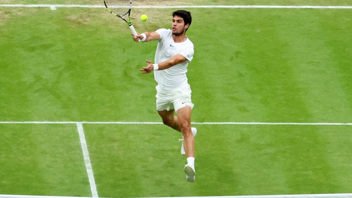 Carlos Alcaraz volea en su partido frente a Medvédev en la semifinal de Wimbledon