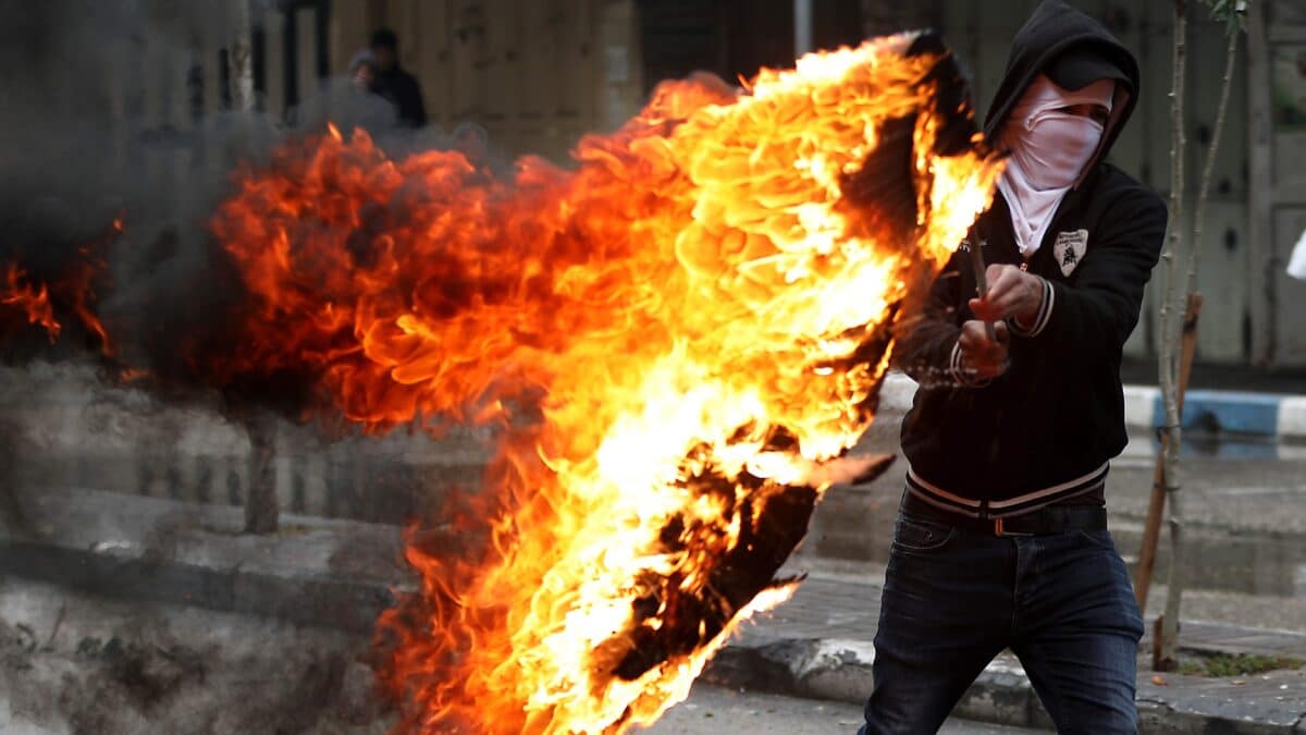 Un manifestante palestino monta una barricada durante un enfrentamiento con tropas israelíes en la ciudad cisjordana de Hebrón en 2019