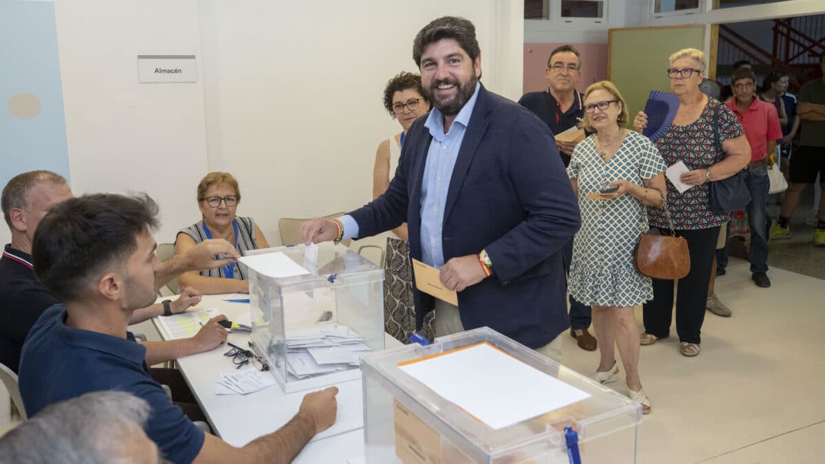 López Miras ofrece ahora a Vox un senador y un puesto en la Mesa y Azcón se abre a la coalición