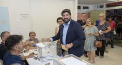 López Miras ofrece ahora a Vox un senador y un puesto en la Mesa y Azcón se abre a la coalición