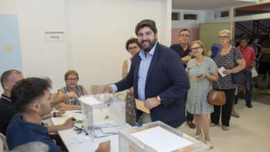 López Miras ofrece ahora a Vox un senador y un puesto en la Mesa y Azcón se abre a la coalición