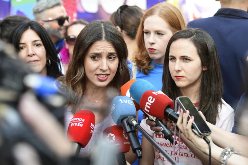 La ministra de Igualdad, Irene Montero (i), y la ministra de Derechos Sociales y Agenda 2030, Ione Belarra, ofrecen declaraciones durante la marcha del Orgullo LGBTI 2023 este sábado, en Madrid. EFE/ Víctor Lerena