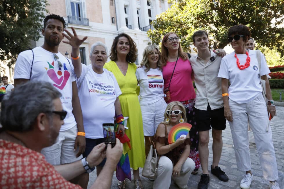 La vicepresidenta del Gobierno, Yolanda Díaz (c), antes del inicio del desfile del "Orgullo 2023" que recorrerá hoy Sábado las calles de Madrid, acompañada, entre otros, de Carla Delgado y del portavoz adjunto de Más Madrid en el Ayuntamiento de Madrid, Eduardo Rubiño. EFE / Mariscal