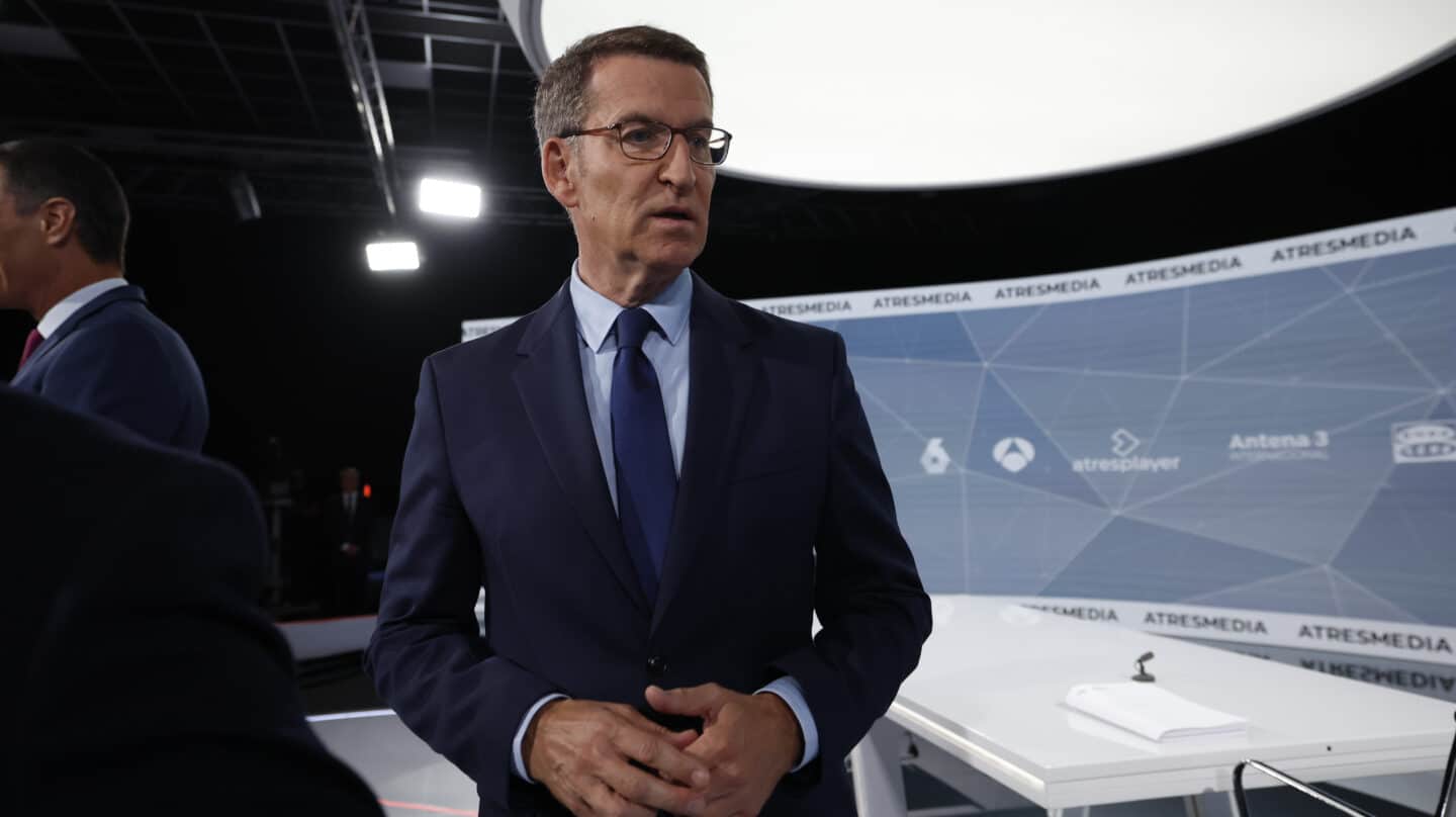 El candidato a la presidencia del Gobierno, el popular Alberto Núñez Feijoo, antes de iniciar el debate electoral con el candidato socialista, Pedro Sánchez.