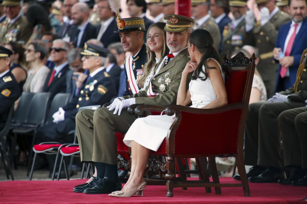 Los reyes Felipe y Letizia junto a la princesa Leonor durante la entrega de despachos a los nuevos oficiales del Ejército de Tierra, este viernes en la Academia General Militar de Zaragoza