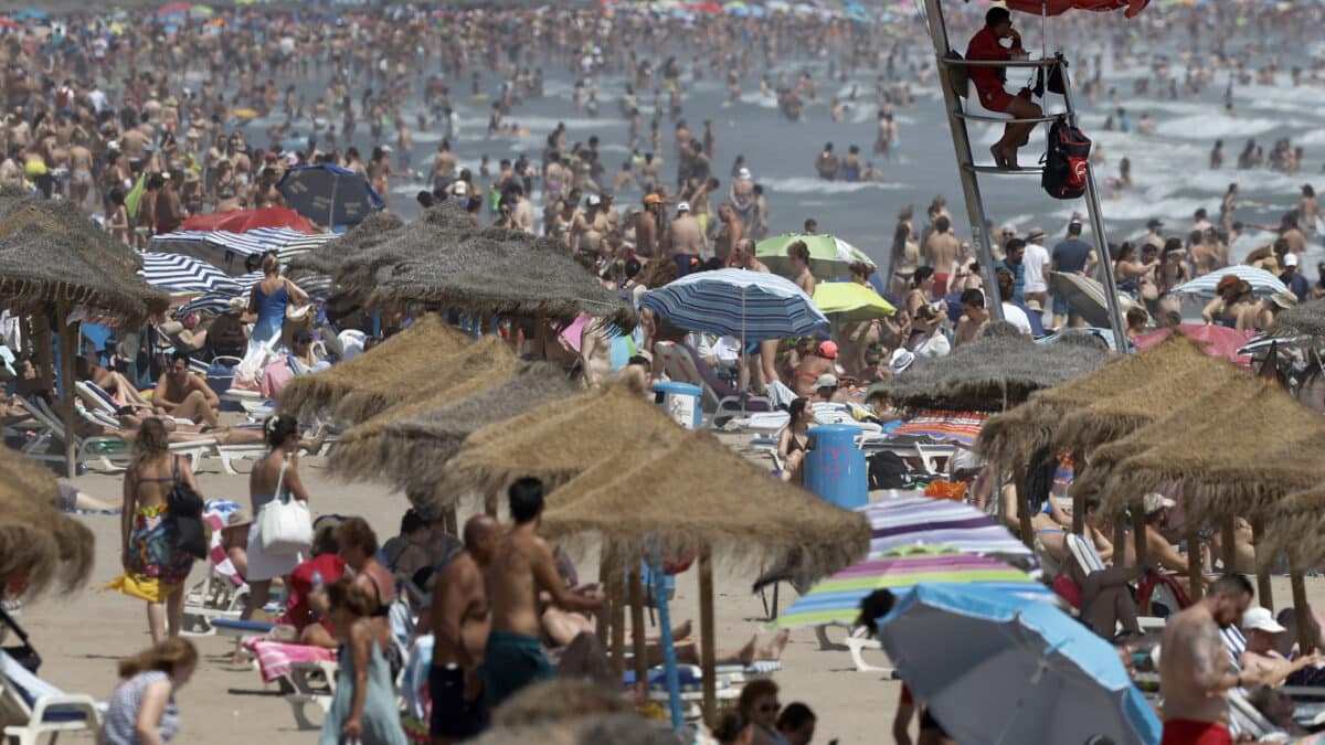 Un gran número de personas en la playa de la Malvarrosa.