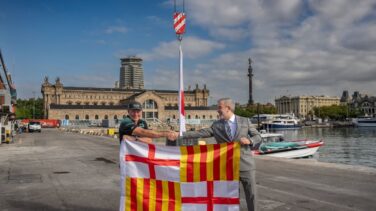 Collboni hace entrega de la bandera de Barcelona al Emirates Team New Zealand