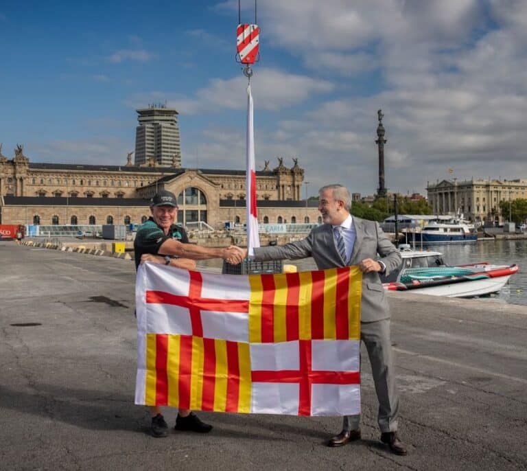 Collboni hace entrega de la bandera de Barcelona al Emirates Team New Zealand