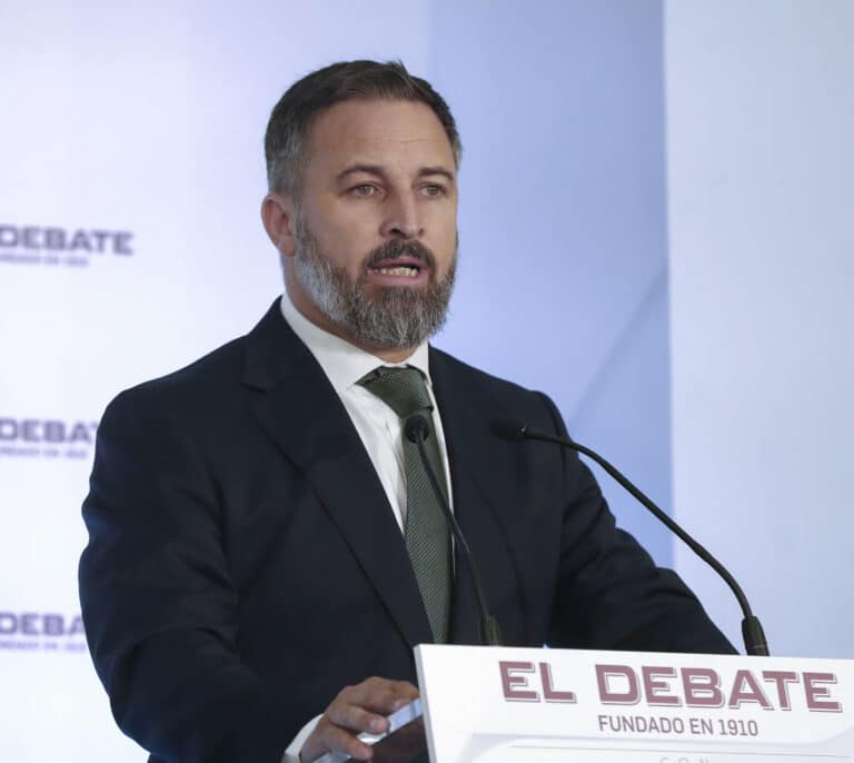 Abascal ve "despistado" a Feijóo por querer "cambiar el sistema de mayorías" y le pide centrarse en "echar a Sánchez"