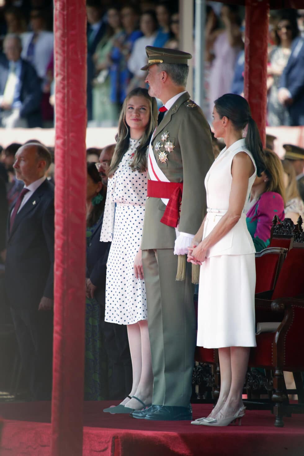 Los reyes Felipe y Letizia junto a la princesa Leonor durante la entrega de despachos a los nuevos oficiales del Ejército de Tierra, este viernes en la Academia General Militar de Zaragoza