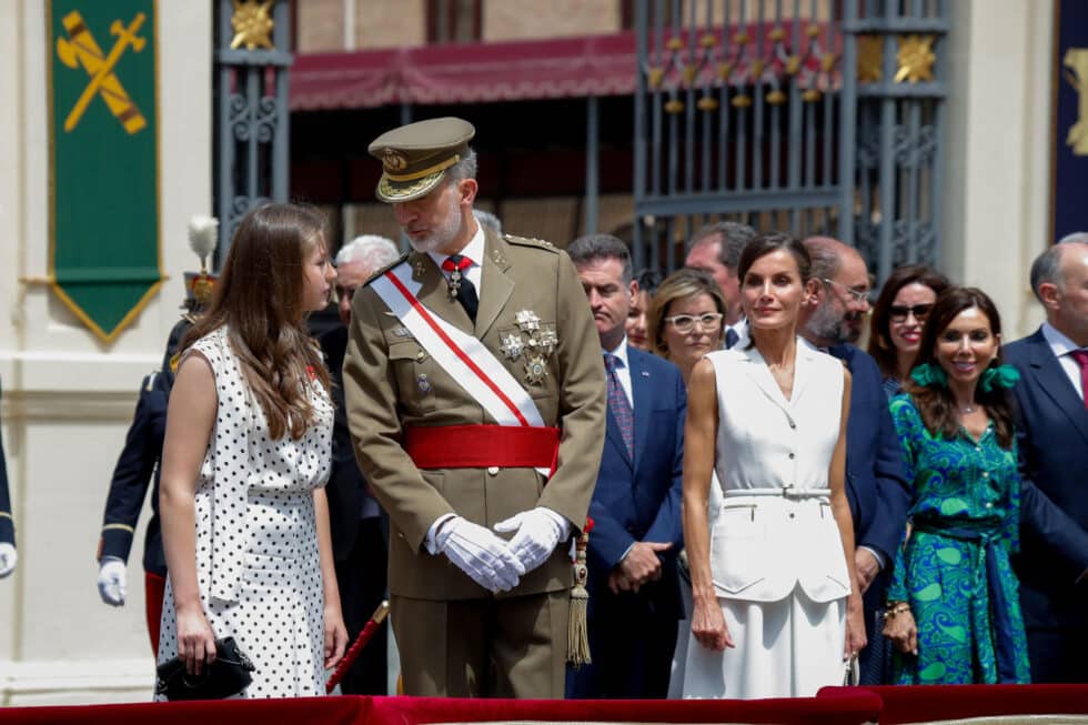 El rey Felipe ha estado pendiente de su hija en todo momento, respondiendo a sus preguntas y comentarios