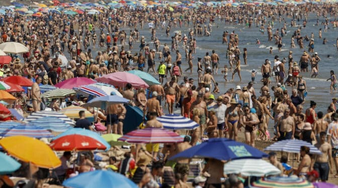 Los españoles no se pierden las vacaciones: retiran más de 3.000 millones en depósitos en agosto