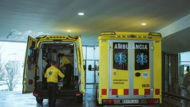 Cinco niños heridos leves y un monitor grave tras un accidente entre su autocar escolar y un camión en Maçanet