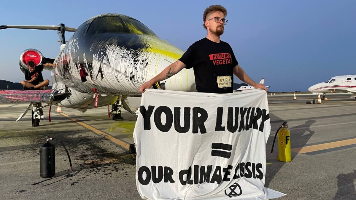 Activistas de Futuro Vegetal irrumpen en el Aeropuerto de Ibiza y rocían de pintura un jet privado