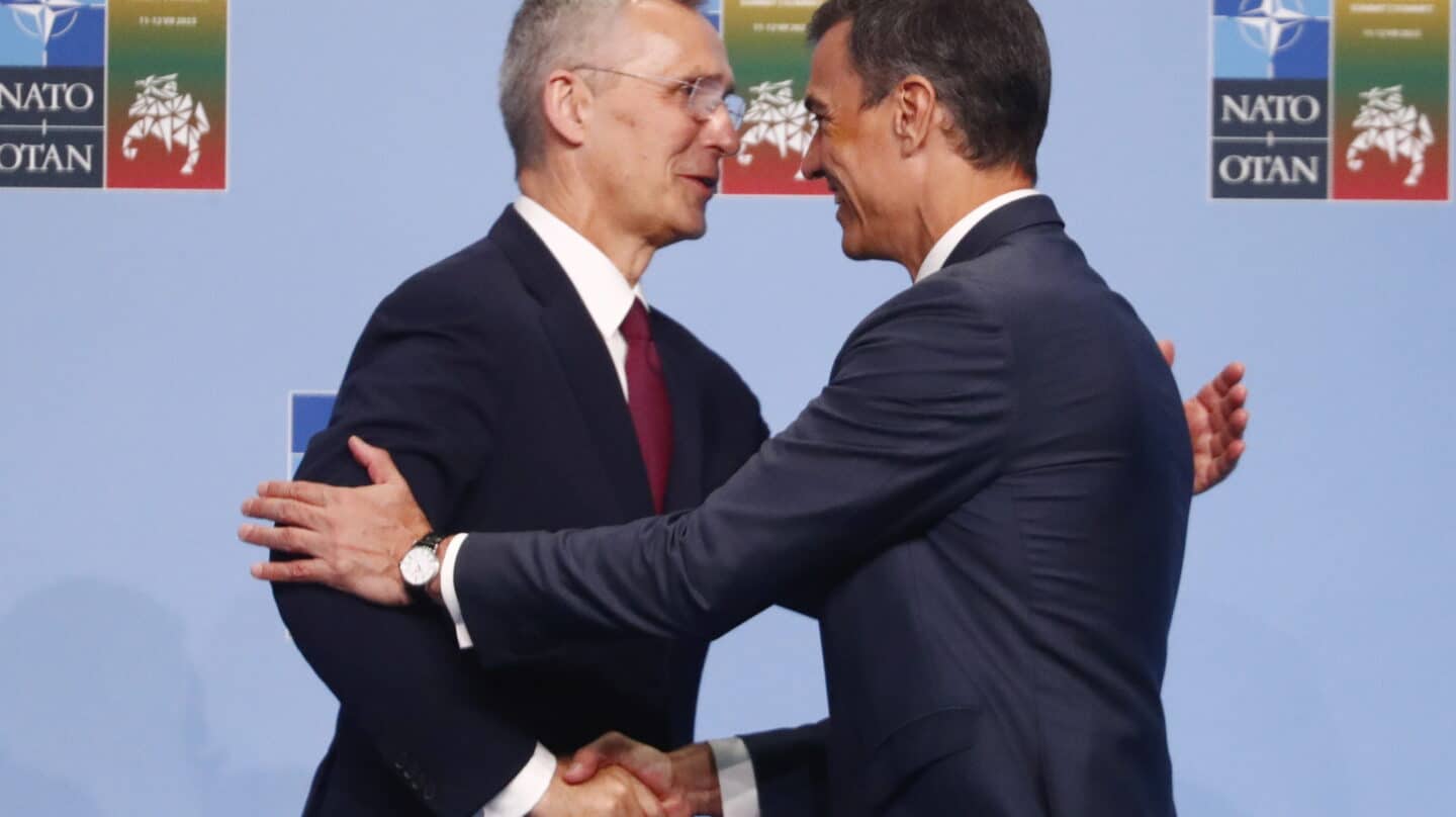 Vilnius (Lithuania), 11/07/2023.- NATO Secretary General Jens Stoltenberg (L) greets Spanish Prime Minister Pedro Sanchez at the NATO summit in Vilnius, Lithuania, 11 July 2023. The North Atlantic Treaty Organization (NATO) Summit will take place in Vilnius on 11 and 12 July 2023 with the alliance's leaders expected to adopt new defence plans. (Lituania) EFE/EPA/TOMS KALNINS