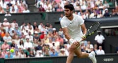 Alcaraz avanza a cuartos de final en Wimbledon tras remontar a Berrettini