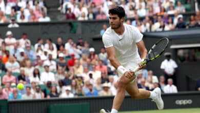 Alcaraz avanza a cuartos de final en Wimbledon tras remontar a Berrettini