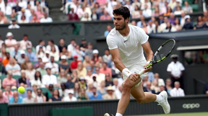 Alcaraz avanza a cuartos de final en Wimbledon tras remontar a Berrettini